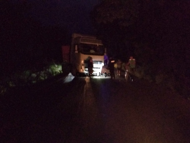 На Виноградівщині Opel Combo врізався у вантажівку дорожньої служби (ФОТО, ВІДЕО)