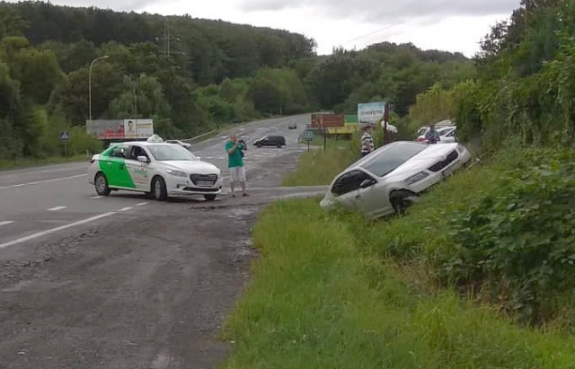 Під Ужгородом внаслідок зіткнення з таксі Skoda вилетіла у кювет (ФОТО)