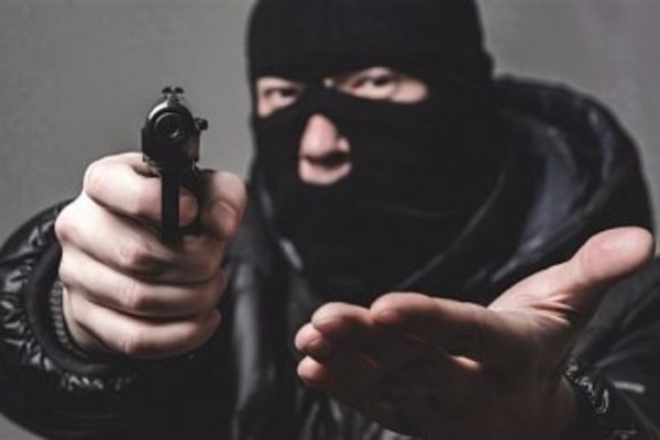 На Закарпатті викрито чоловіків, які, погрожуючи зброєю касиру, викрали понад пів мільйона гривень