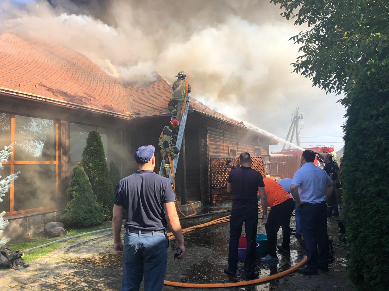 У Сторожниці під Ужгородом горить гостинний двір "Чарда" (ФОТО, ВІДЕО)