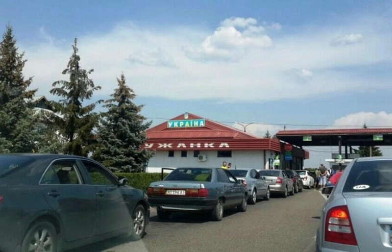 Перед закарпатським МП "Лужанка" накопичилася черга із понад 300 мікроавтобусів та рейсових автобусів (ФОТО)