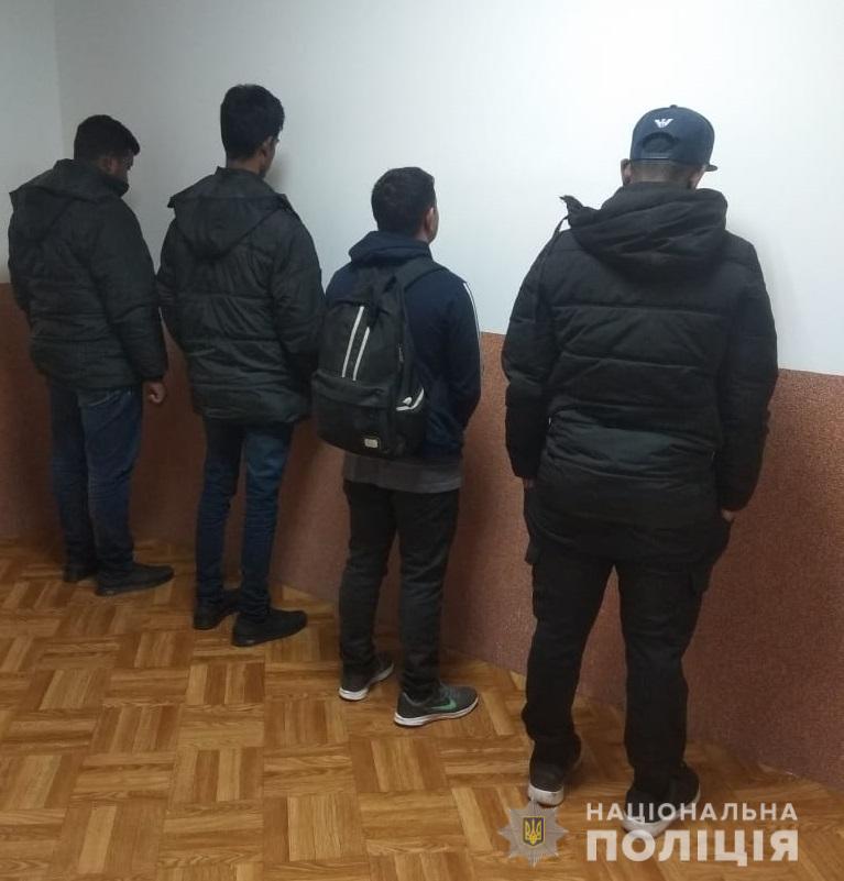 На Виноградівщині затримали переправника, що віз в автомобілі нелегалів (ФОТО)