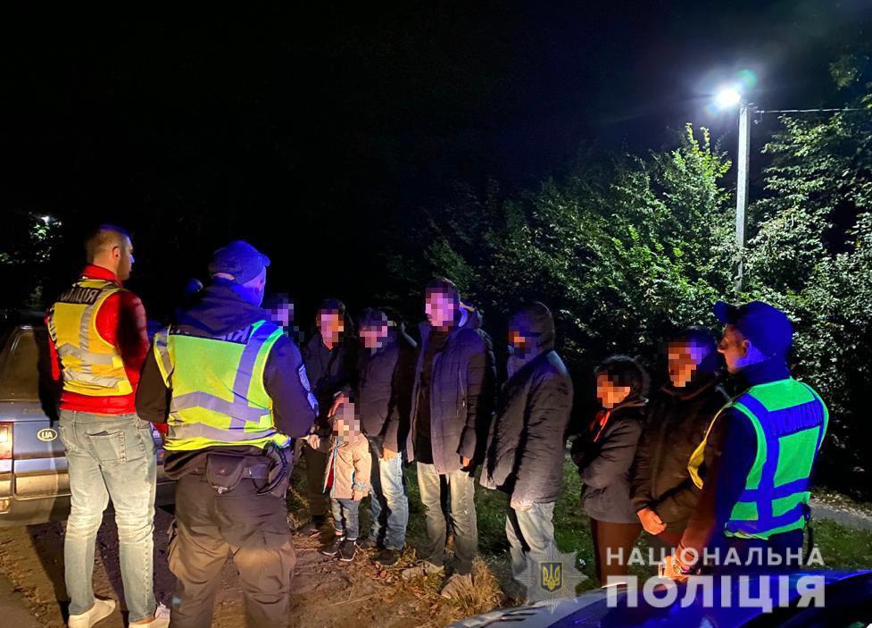 На Мукачівщині затримали авто, у салоні й багажнику якого водій перевозив 8 нелегалів (ФОТО)