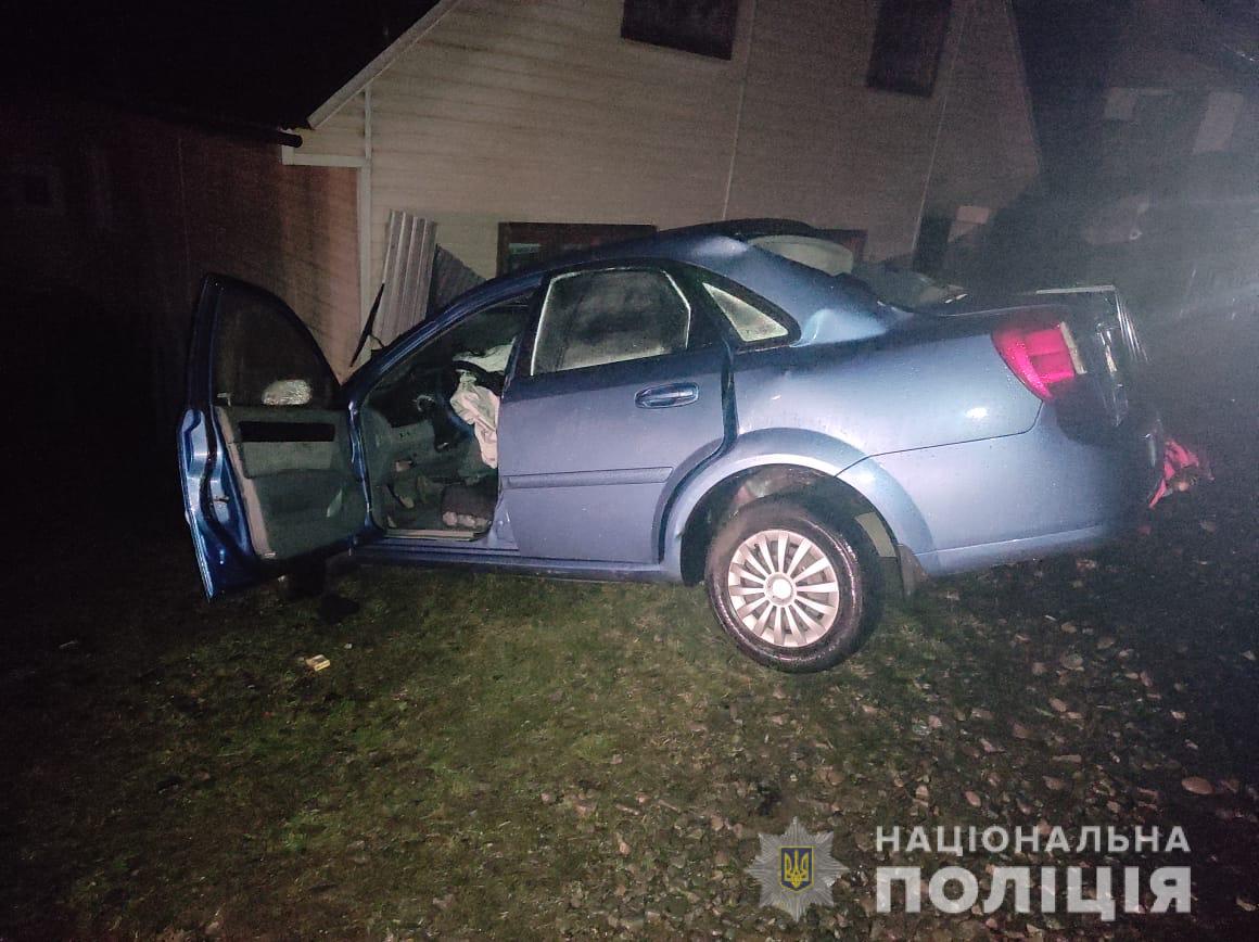 На Святвечір у Руській Мокрій на Тячівщині Chevrolet влетів в бетонну огорожу, загинув пасажир (ФОТО)