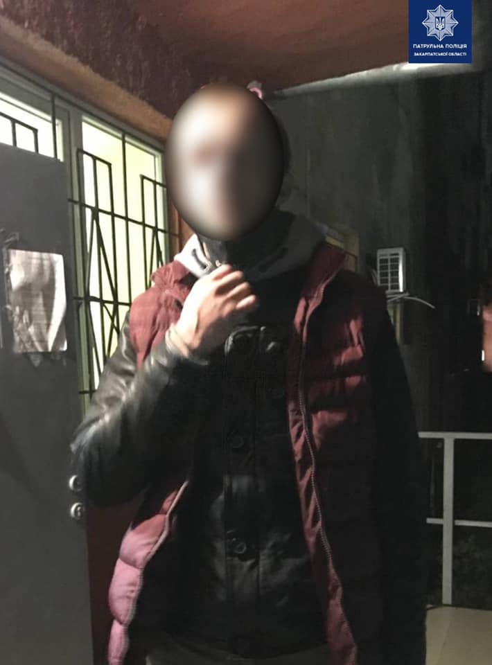 На вулиці в Ужгороді затримали чоловіка, який перебував у розшуку (ФОТО)