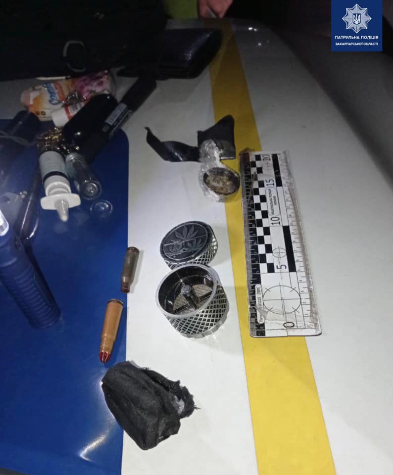 У Мукачеві у пасажира зупиненого авто знайшли у сумці насіння канабісу, пристрої для його куріння та набої (ФОТО) 