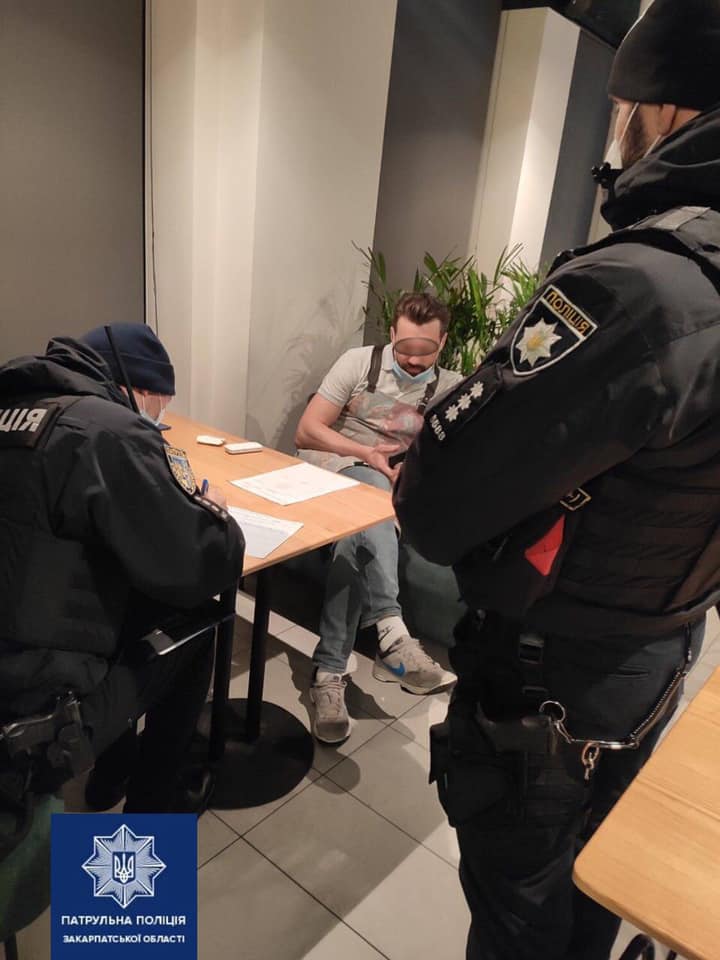 За порушення карантинних обмежень патрульні в Ужгороді притягнули до відповідальності працівників 2-ох закладів (ФОТО)