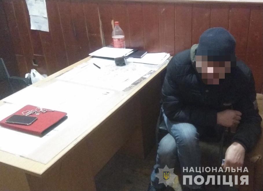 Перебуваючи в гостях у знайомих у Мукачеві, чоловік викрав в однієї з жінок ключі і виніс із її оселі телефон, планшет і гроші (ФОТО)