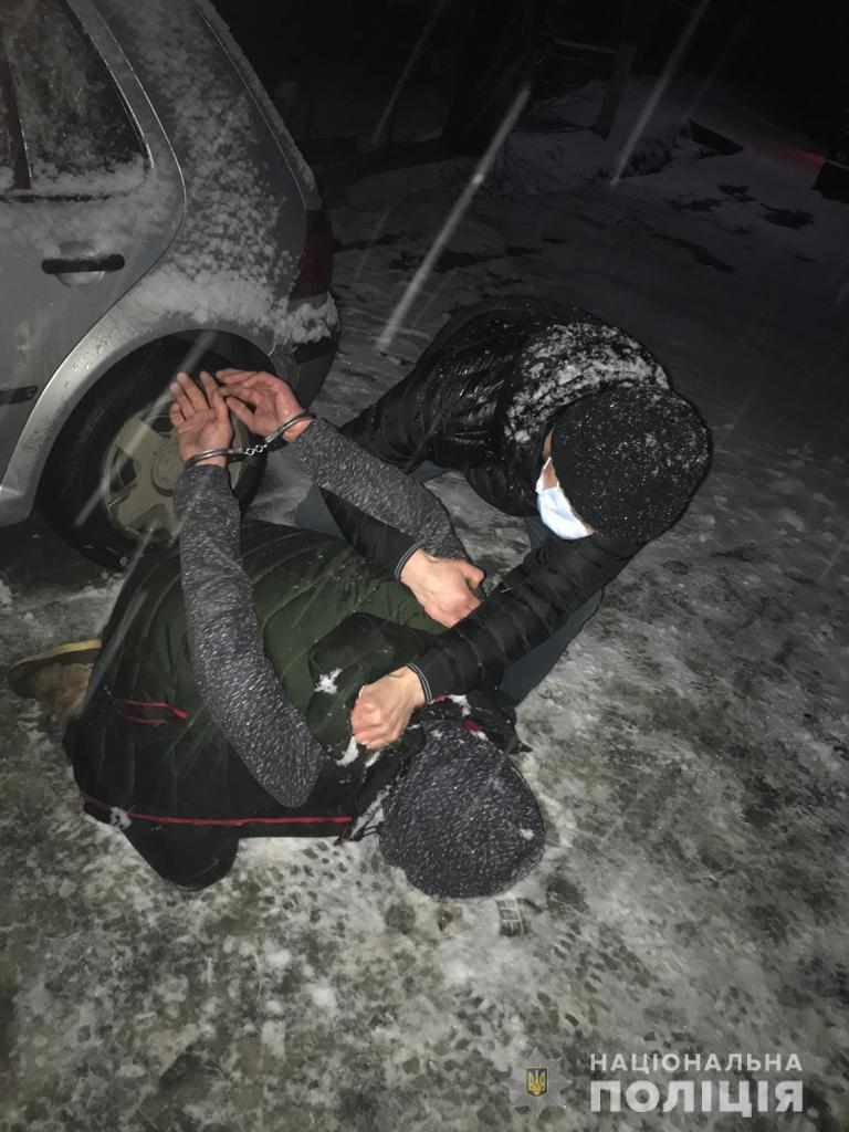 На Рахівщині "на гарячому" затримали чоловіка, що торгував марихуаною (ФОТО)