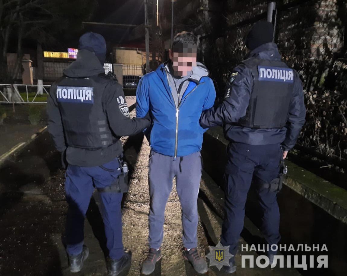 В Ужгороді затримали одного з грабіжників, що напали на жінку (ФОТО, ВІДЕО)