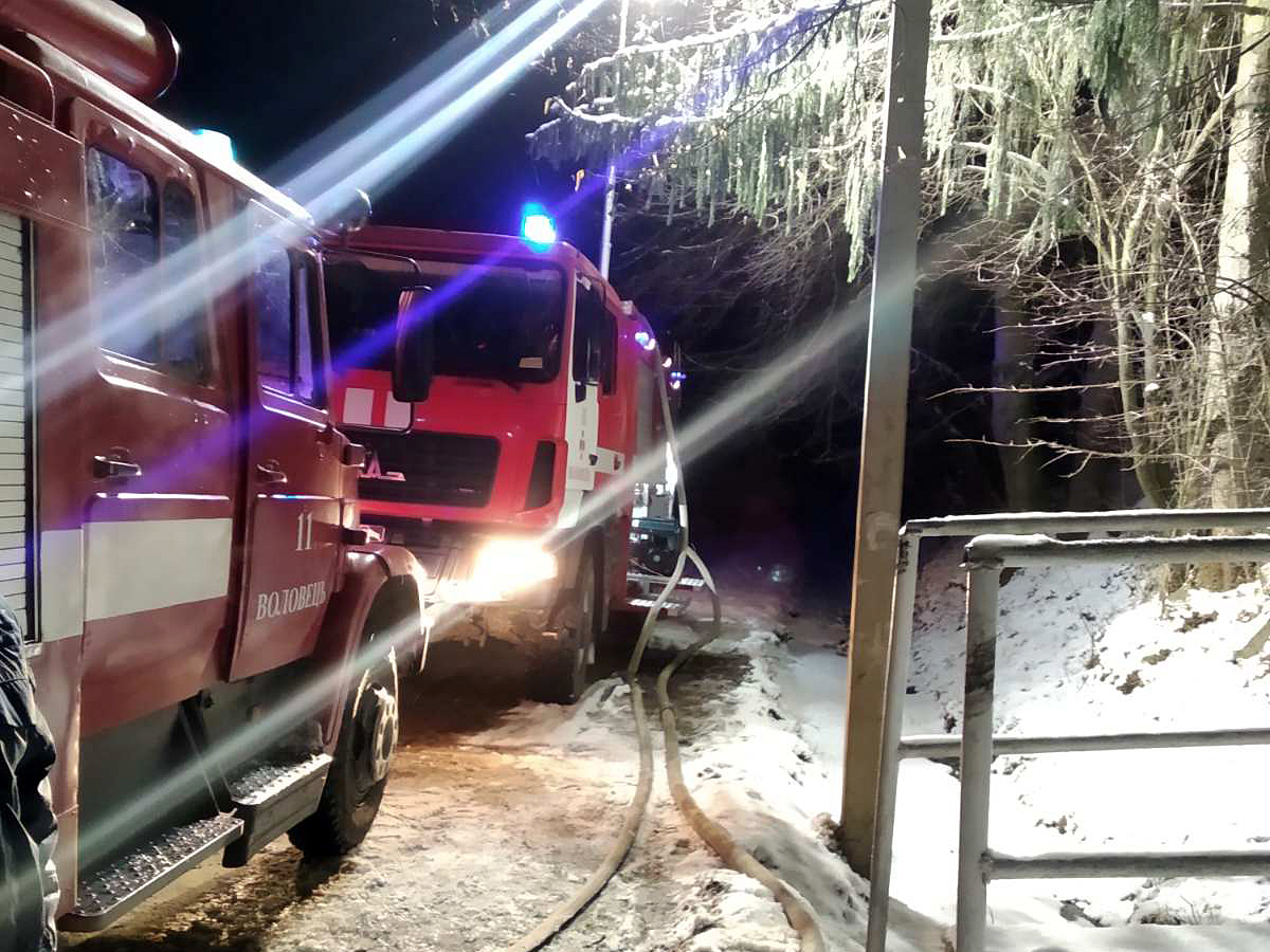 На Воловеччині, поки господарі спали, загорівся будинок (ФОТО)