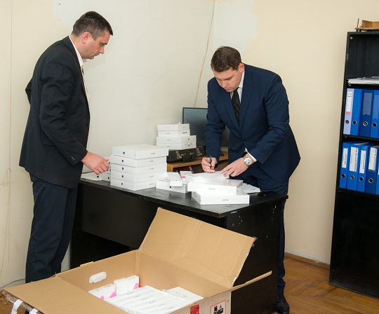 Чоловіка, що намагався ввезти на Закарпатті техніку та брендовий одяг, змусили відшкодувати 3,8 млн грн несплачених податків