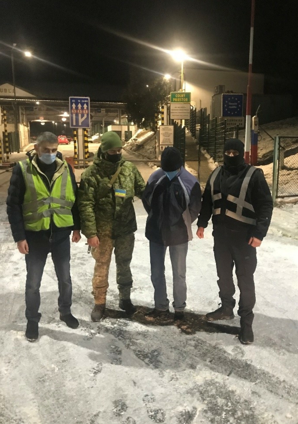 На кордоні зі Словаччиною на Закарпатті затримали розшукуваного Інтерполом злочинця, що пішки йшов в Україну (ФОТО) 