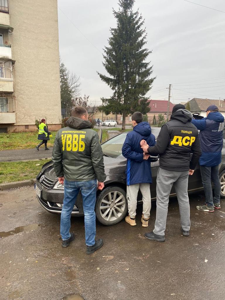 На Закарпатті затримали інспектора, що за хабар погодився надавати інформацію про несення служби прикордонників (ФОТО)
