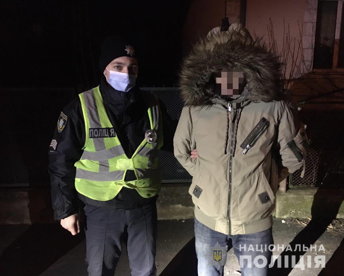 У "наркоп'яного" водія та пасажира авто у Виноградові знайшли марихуану, набої для "травмата" й ніж (ФОТО)