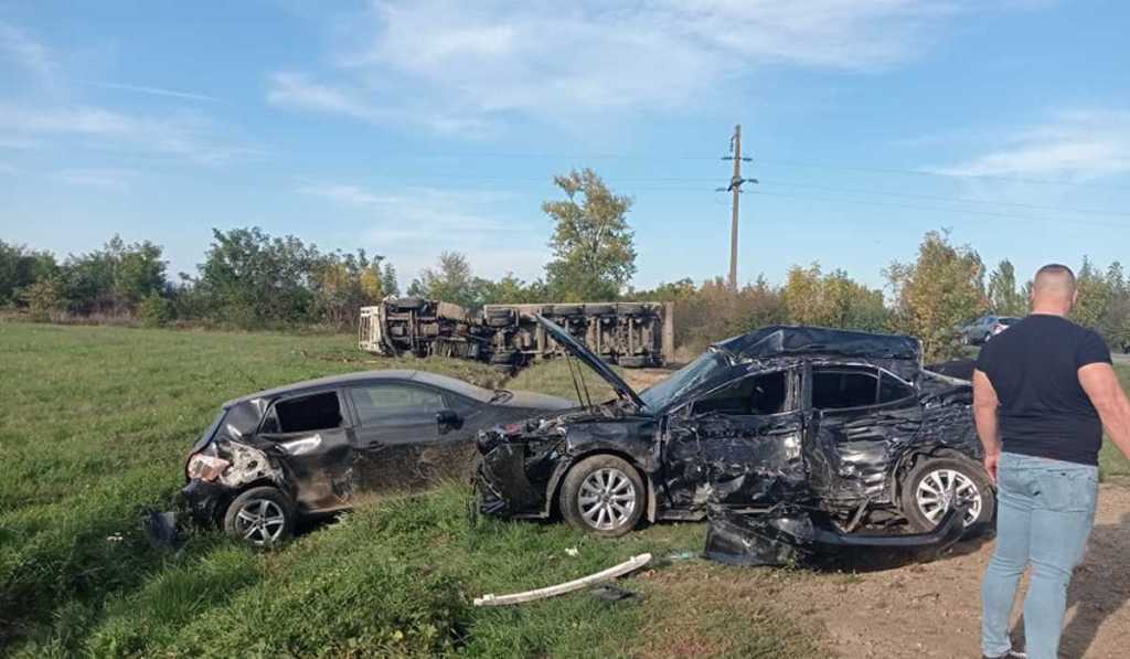 На Берегівщині каміон розтрощив кілька авто на стоянці (ФОТО)