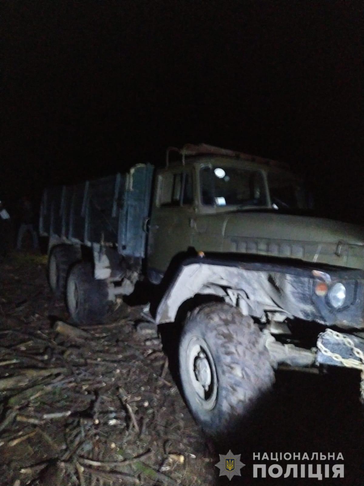 На Рахівщині чоловік в момент руху вантажівки впав із підніжки під колеса авта й загинув (ФОТО)