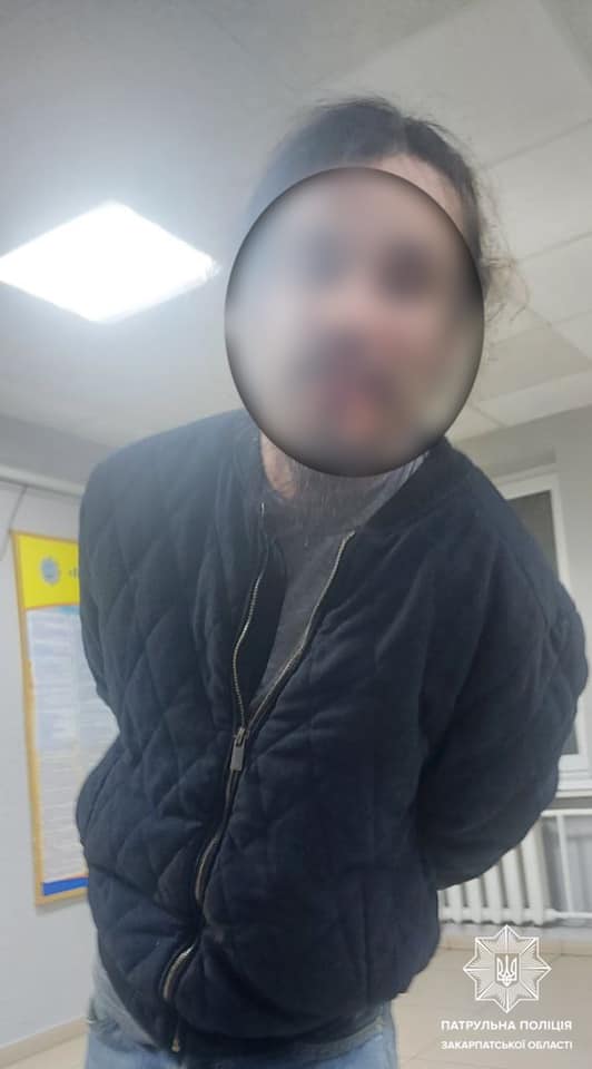 В Ужгороді затримали агресивного чоловіка, який нецензурно лаявся і кричав на патрульних