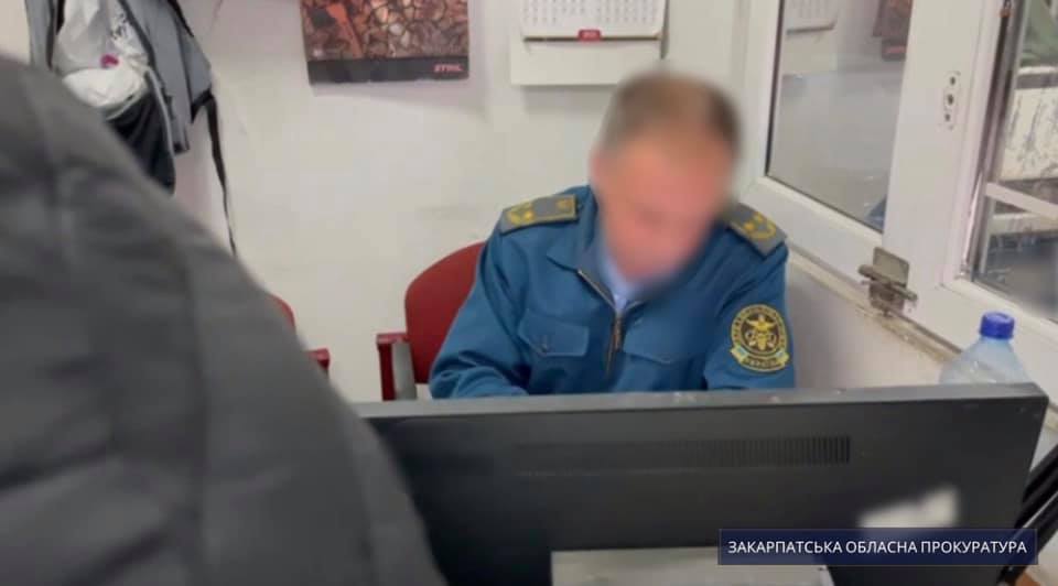 На закарпатській "Лужанці" інспектора митниці затримали на хабарі (ФОТО)