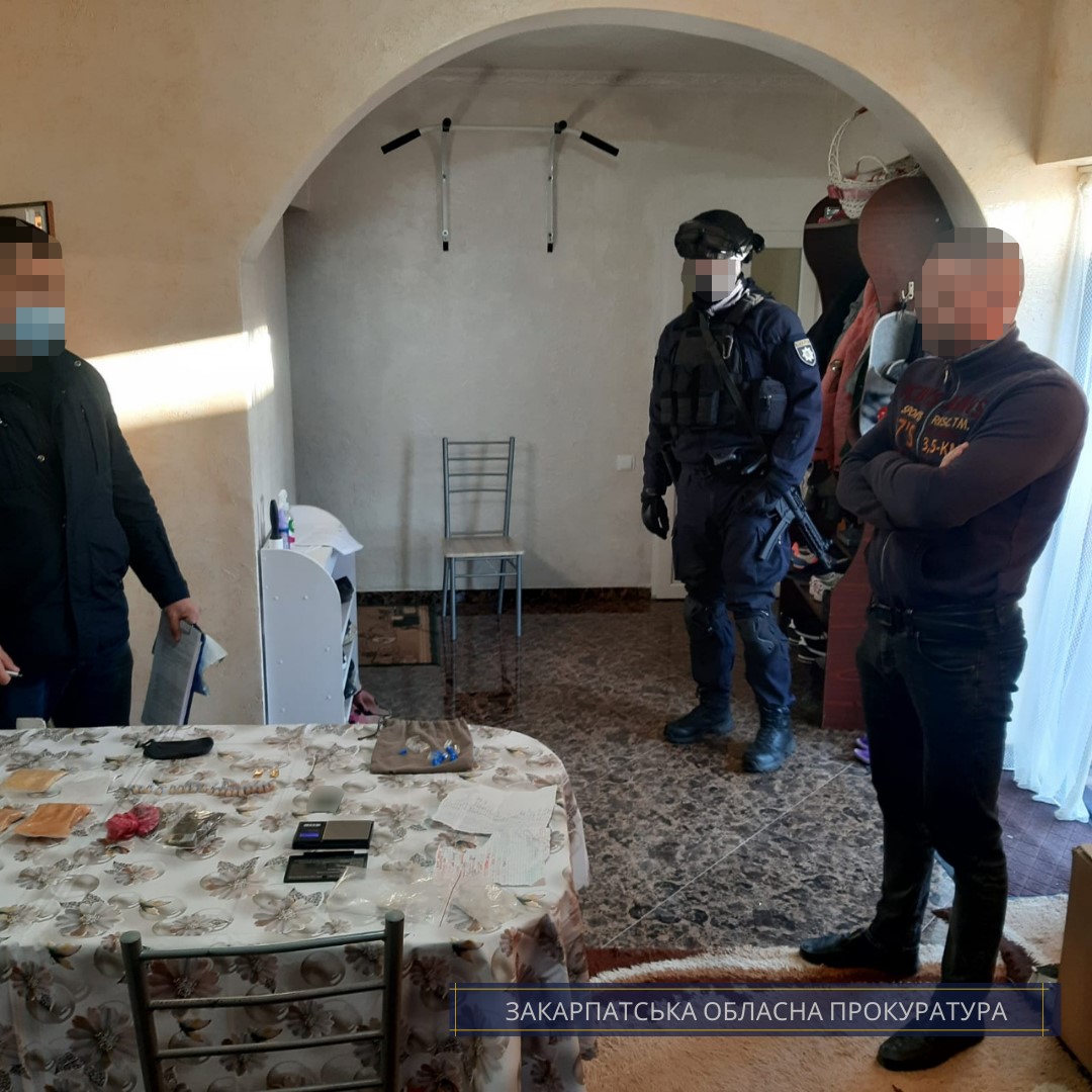 Мешканця Мукачівщини взято під варту за підозрою у зберіганні особливо великої партії метамфетаміну та канабісу (ФОТО)