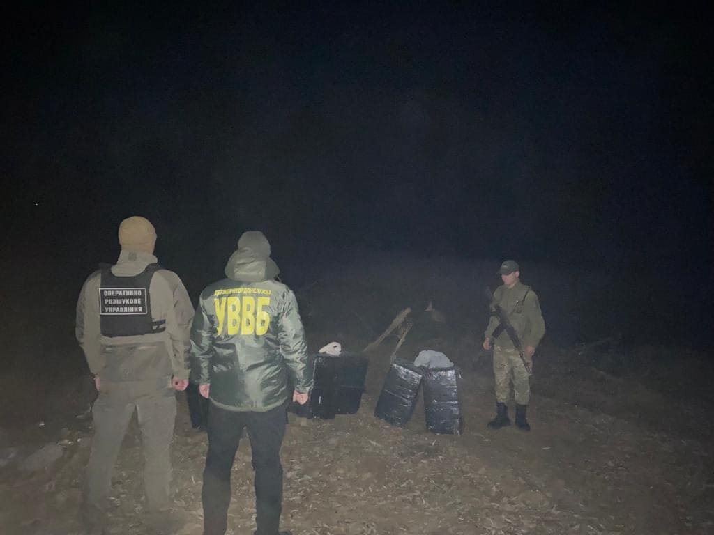 На Закарпатті контрабандисти втекли від прикордонників, покинувши 4,5 тисячі пачок сигарет (ФОТО)