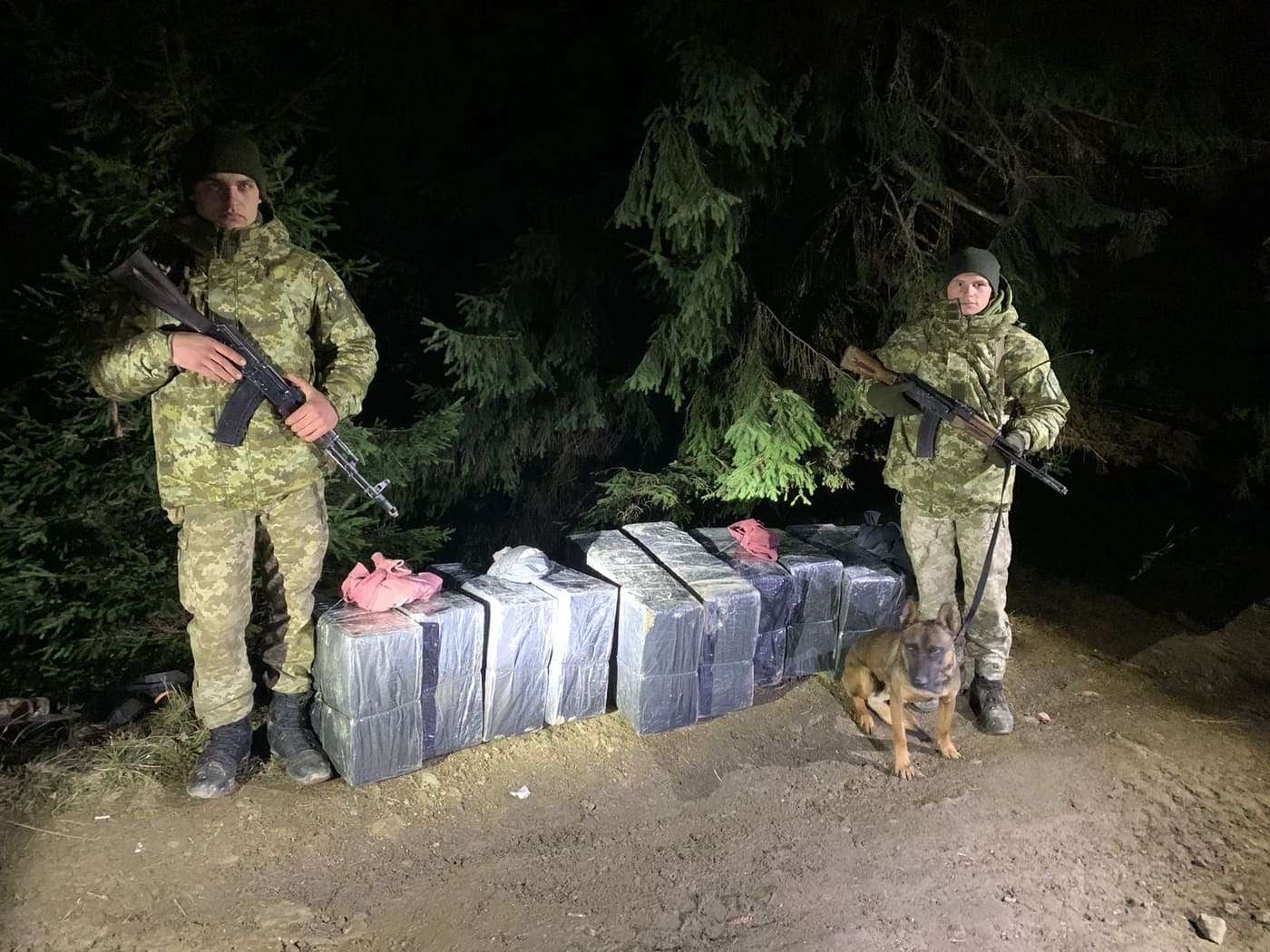 На Закарпатті, тікаючи від прикордонників, контрабандисти покидали 11 ящиків сигарет (ФОТО)