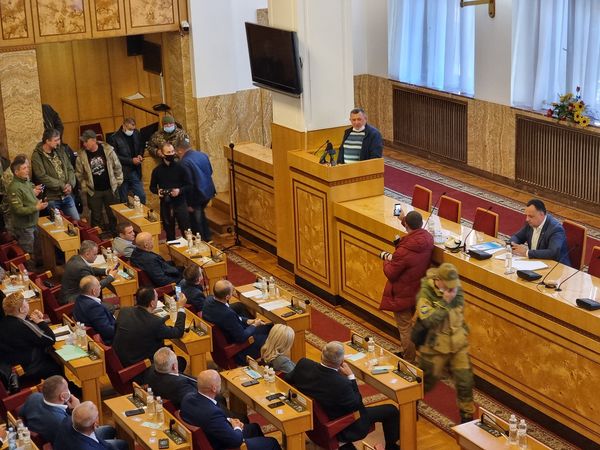 Сесія Закарпатської облради триває без голови, всі "комунальні" питання з розгляду знято (ФОТО)