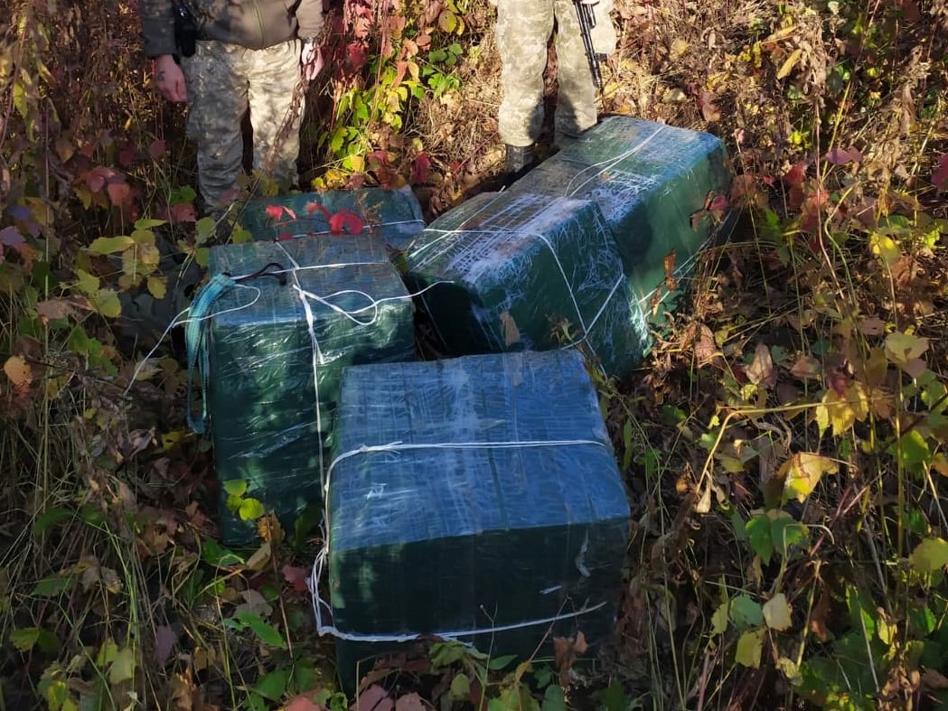 На Закарпатті прикордонники знайшли в кущах контрабандні сигарети на понад 100 тис грн (ФОТО)