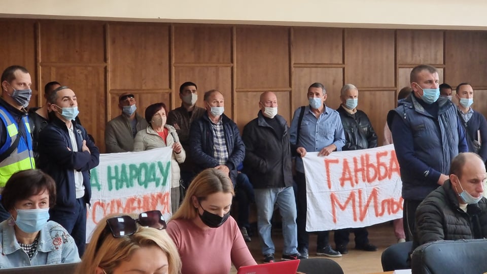 Мешканці "Проспекту Свободи 54-Ужгород” просять міську раду відмовити в наданні їх прибудинкової під гараж (ФОТО)