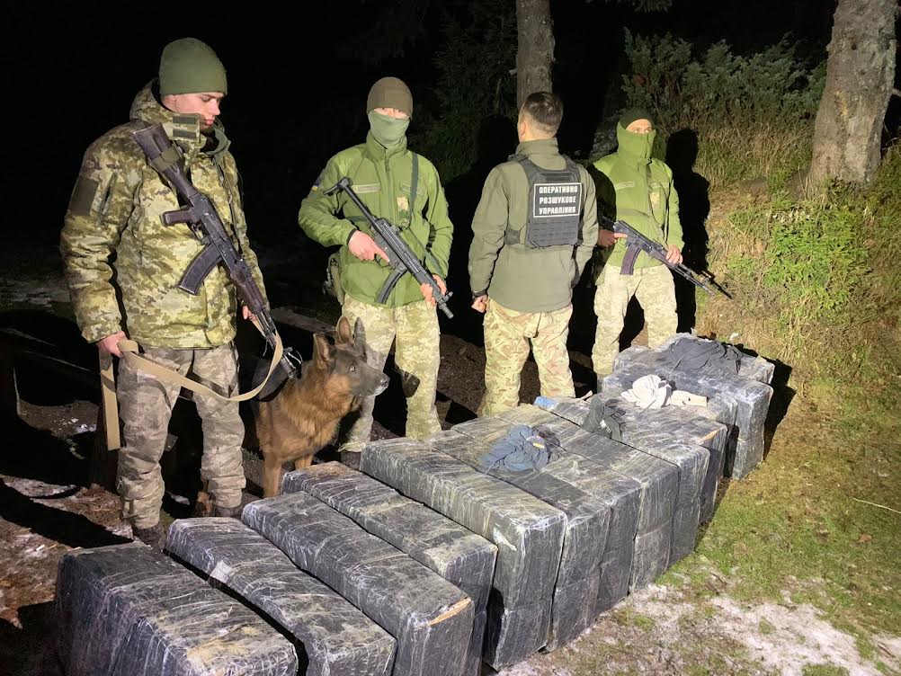 На Закарпатті припинили 3 спроби контрабанди: затримали пачкаря та виявили 33 ящики сигарет (ФОТО)