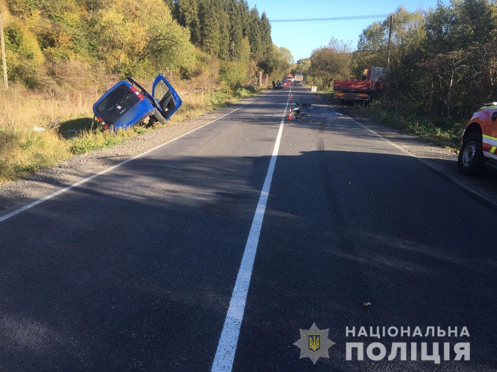 На Закарпатті "Фіат" по зустрічній зіткнувся із вантажівкою: водій легковика загинув, пасажирка – у лікарні (ФОТО)