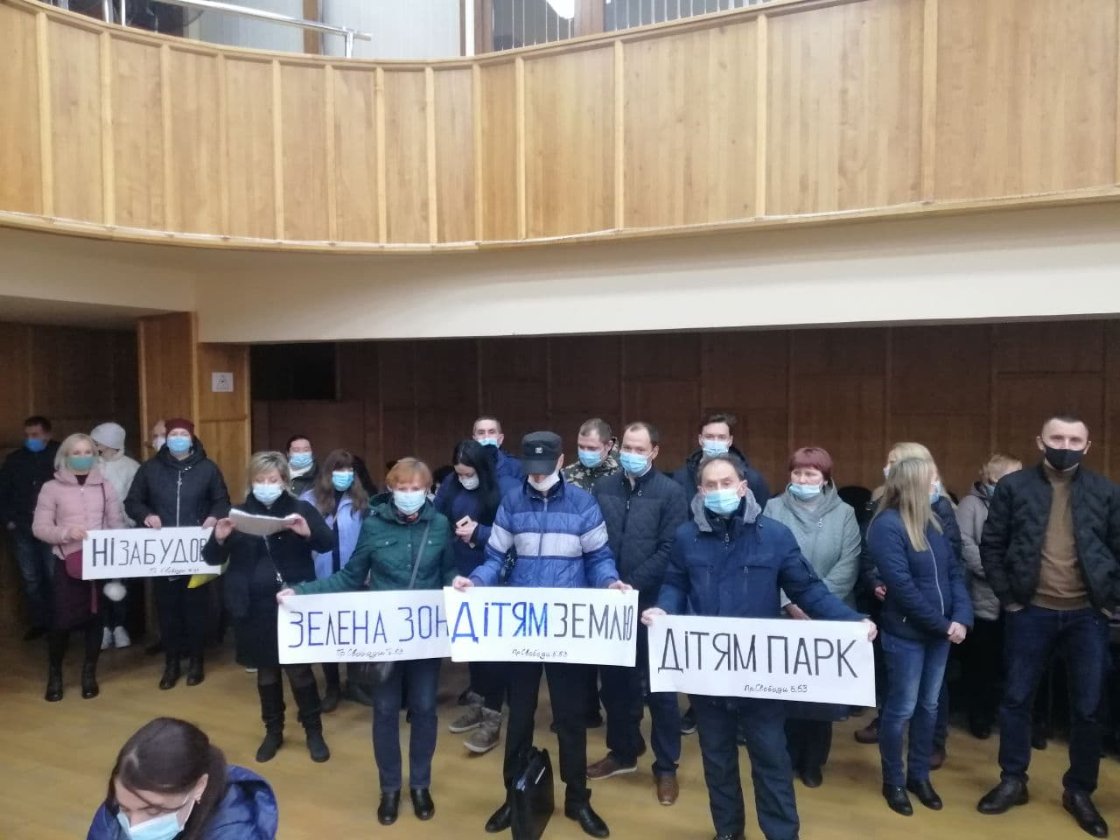 Близько 100 ужгородців прийшли на сесію міськради відстоювати від Андріїва та депутатів свої прибудинкові території (ФОТО)