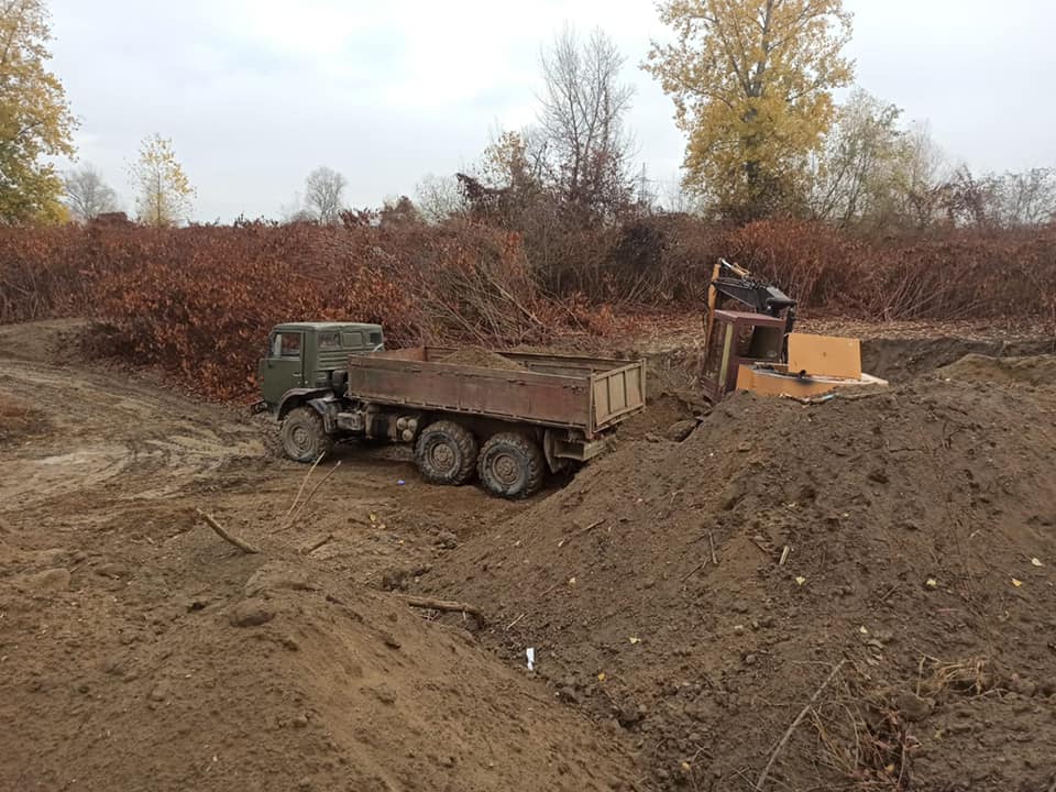 На Мукачівщині двоє чоловіків незаконно видобували гравій із Латориці (ФОТО)