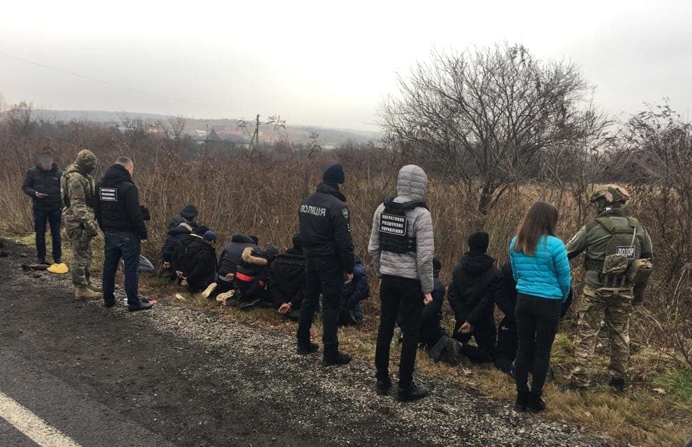 На Закарпатті зупинили авто, що перевозило 10 імовірних нелегалів із Бангладеш (ФОТО)