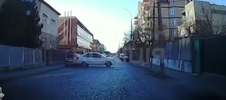 У Мукачеві розшукали водія, що врізався в припарковане авто і поїхав геть (ВІДЕО)
