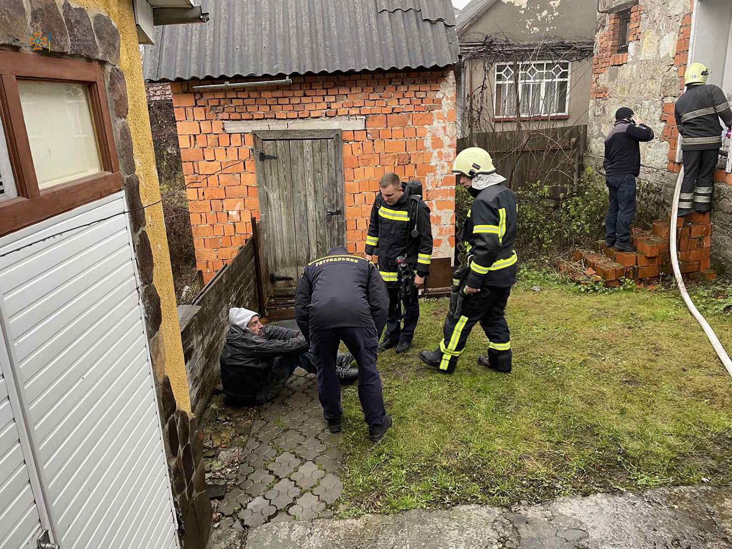 Під час гасіння пожежі у Хусті врятували чоловіка, що надихався димом (ФОТО)