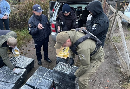 На Рахівщині водій "литовської євробляхи" втік у село, покинувши авто з контрабандними сигаретами (ФОТО, ВІДЕО)