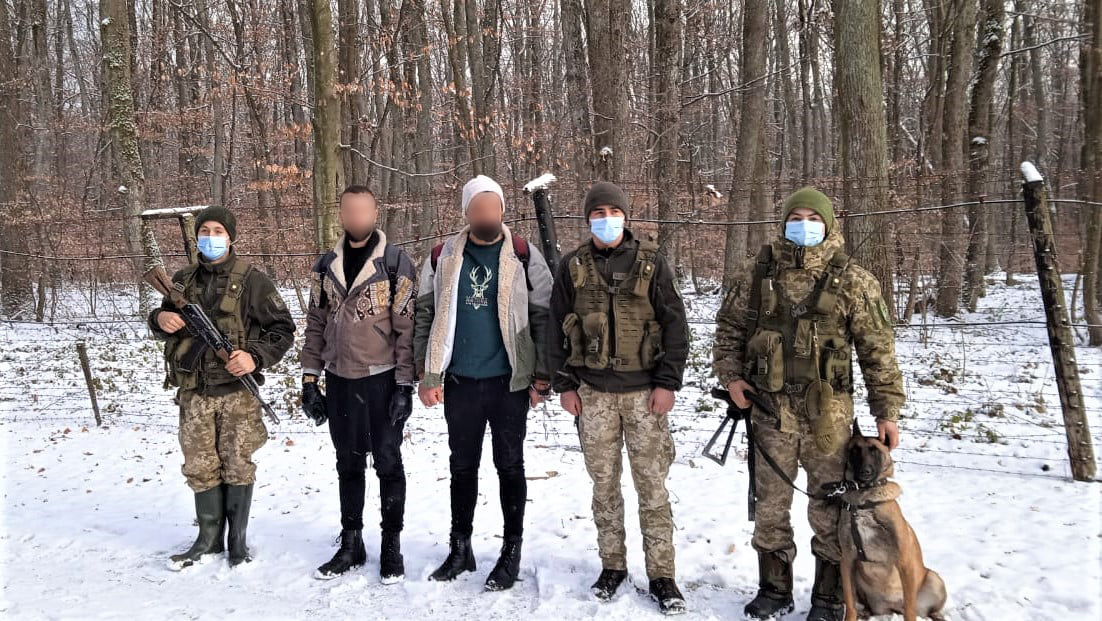 На Закарпатті з пострілами зупиняли двох турків-нелегалів, що прямували до Словаччини (ФОТО)