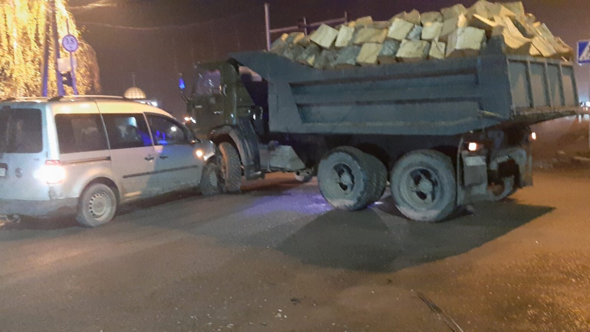 У Виноградові зіткнулися Volkswagen та лісовоз (ФОТО)