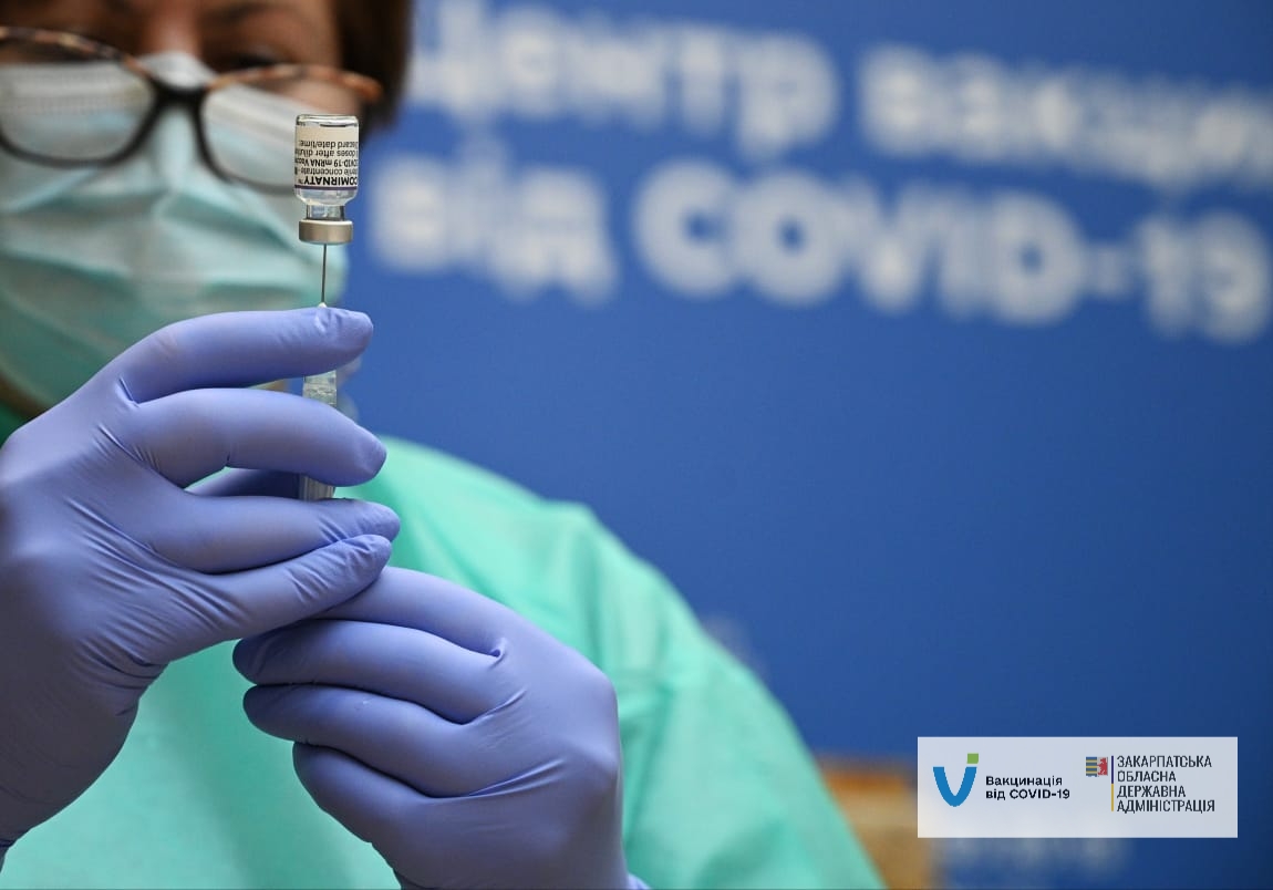 На Закарпатті імунізовано 700 представників адмінперсоналу медичних закладів