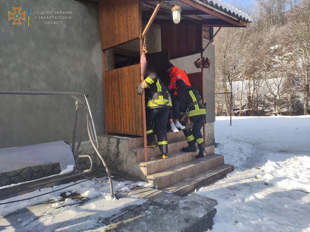 У Воловці чоловіка з лікарні транспортували додому рятувальники: спочатку пожежним авто, потім – несли на руках (ФОТО)