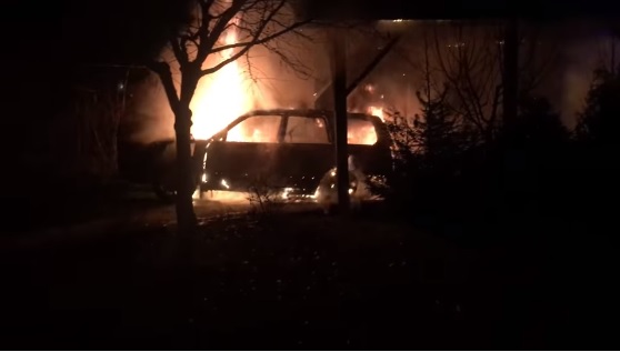 В Ужгороді згорів автомобіль журналіста (ВІДЕО)
