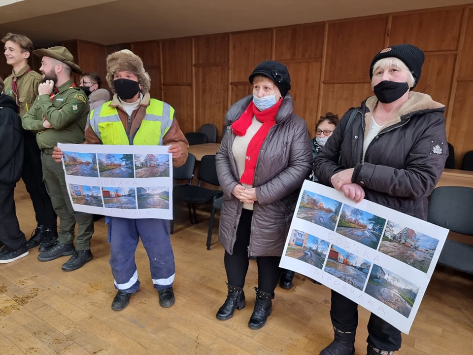 В Ужгороді перед сесією міськради містяни зустрічали депутатів протестом через 30-річне бездоріжжя (ФОТО)
