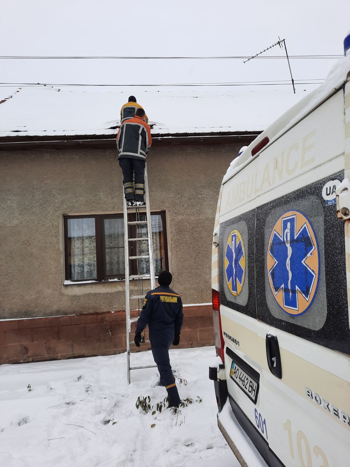 Щоб медики "швидкої" могли надати допомогу травмованій жінці у Берегові, рятувальники розібрали дах будинку (ФОТО)