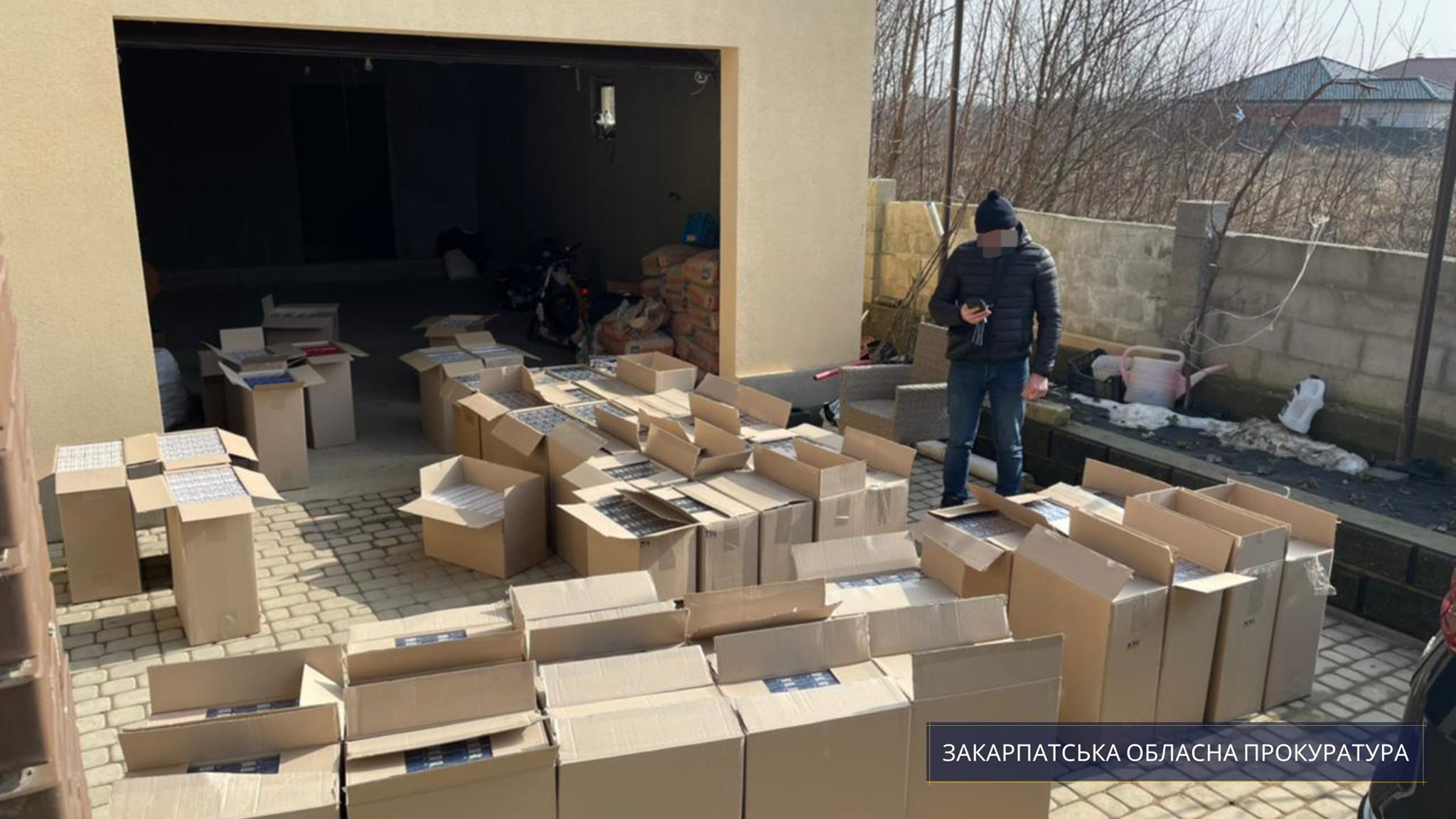 У ході обшуків на Берегівщині виявлено безакцизні сигарети на 2,5 млн грн (ФОТО)