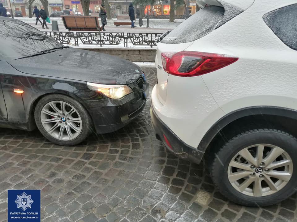 В Ужгороді водій ВМW під дією наркотиків в'їхав у "Мазду" (ФОТО)