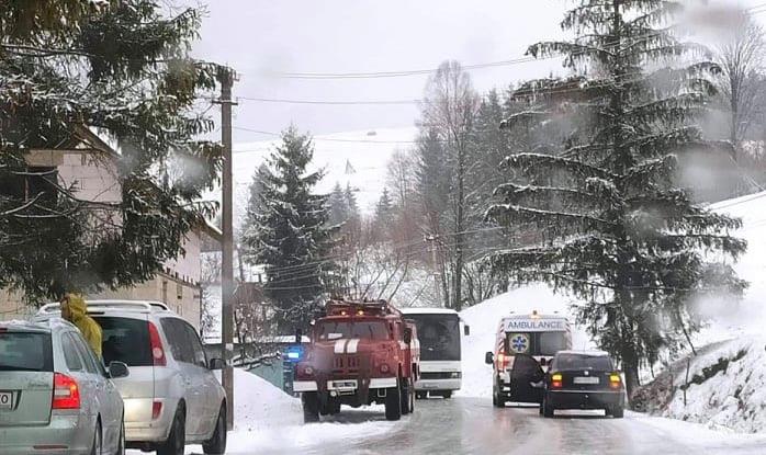 На Закарпатті буксирували пасажирський автобус, що з'їхав у кювет (ФОТО)