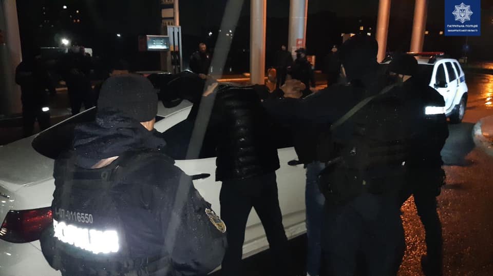 Реагуючи на повідомлення про стрілянину, у Мукачеві затримали авто з молодиками, що намагалися приховати пістолети (ФОТО) 