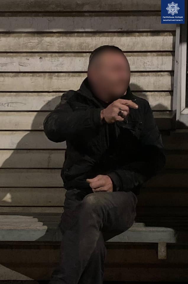 В Ужгороді затримали чоловіка, що вночі розпивав алкоголь у громадському місці без маски та пропонував патрульним хабар (ФОТО)