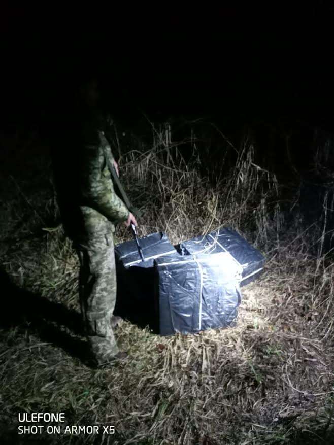 На Закарпатті встановлюють особи контрабандистів, що привезли під кордон 3 тисячі пачок сигарет, але втекли, заскочені (ФОТО)